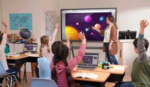 Cum accelerează femeile dezvoltarea profesională în 2025